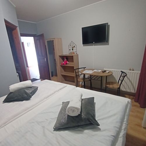 Camera dubla familial(ă) la etaj (se poate solicita pat suplimentar)