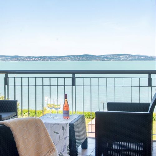 Apartament exclusive cu vedere spre lac cu 3 camere pentru 6 pers. (se poate solicita pat suplimentar)