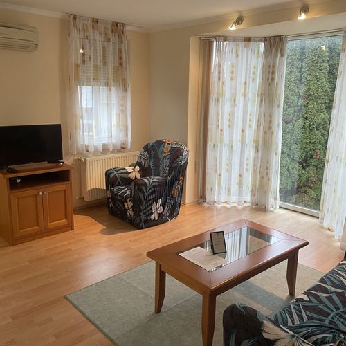 Apartament la etaj cu balcon cu 1 camera pentru 2 pers. (se poate solicita pat suplimentar)