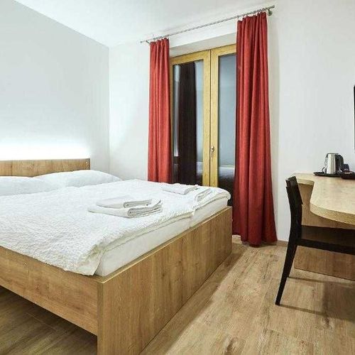 Deluxe Pokoj se sprchou s manželskou postelí