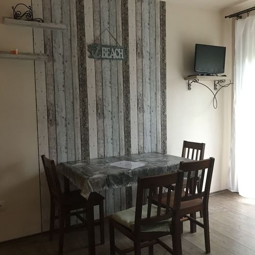 Apartament la parter cu balcon pentru 4 pers. (se inchirieaza doar integral)