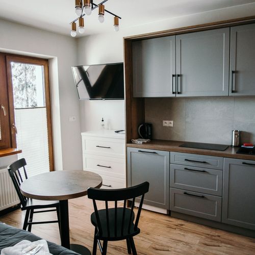 Apartament 2-osobowy na piętrze z aneksem kuchennym z 1 pomieszczeniem sypialnianym