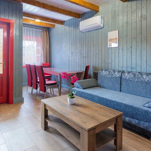 Apartament cu aer condiționat cu terasă cu 2 camere pentru 4 pers. (se poate solicita pat suplimentar)