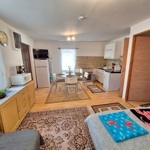 Apartament la etaj cu terasă cu 2 camere pentru 4 pers.