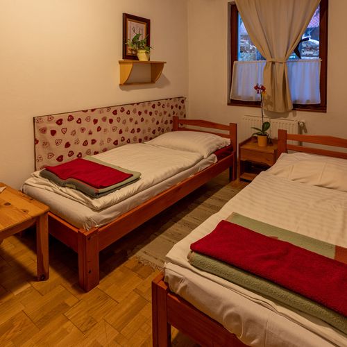Apartament la parter pentru 6 pers. (se inchirieaza doar integral) (se poate solicita pat suplimentar)