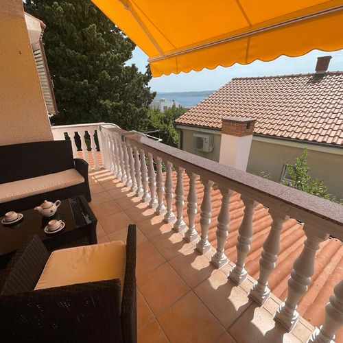 Apartament la etaj cu vedere spre mare cu 2 camere pentru 4 pers.
