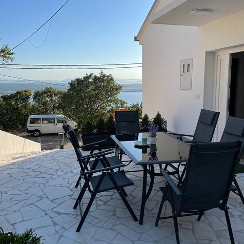 Apartament cu vedere spre mare cu 4 camere pentru 8 pers.