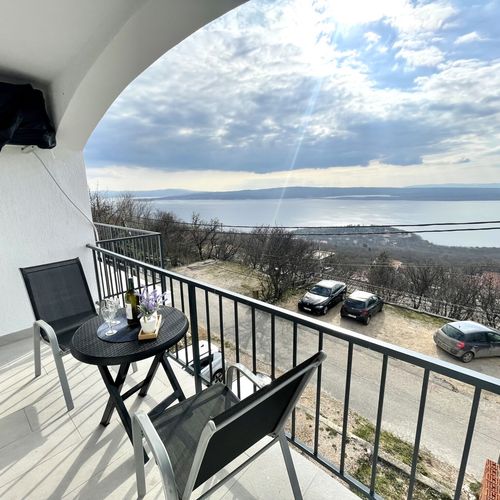 Apartament tourist cu vedere spre mare cu 2 camere pentru 4 pers.
