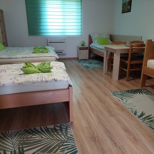 Apartament la parter cu baie cu 1 camera pentru 5 pers.