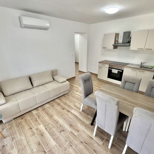 Apartament tourist cu vedere parțială spre mare cu 3 camere pentru 6 pers.