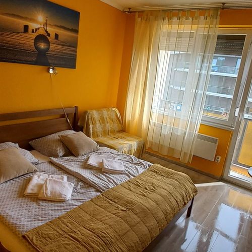 Apartament cu balcon cu vedere spre lac cu 1 camera pentru 2 pers. (se poate solicita pat suplimentar)