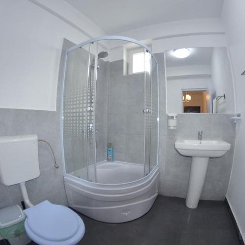 Apartament premium la etaj cu 2 camere pentru 4 pers.