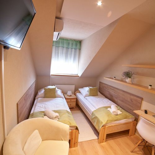 Apartament la etaj cu aer condiționat pentru 6 pers. (se inchirieaza doar integral) (se poate solicita pat suplimentar)