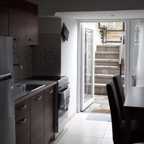 Apartament 2-osobowy w suterenie z własną kuchnią z 1 pomieszczeniem sypialnianym (możliwa dostawka)