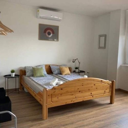 Apartament lux cu balcon pentru 4 pers. (se inchirieaza doar integral)