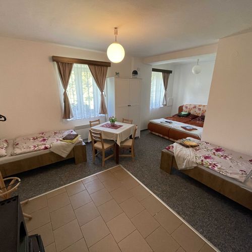Camera cvadrupla cu chicinetă proprie