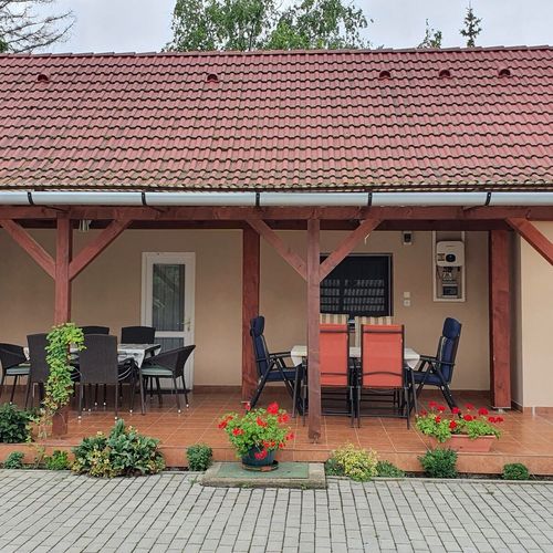 Casă de vacanță întreaga unitate cu bucătărie proprie pentru 10 pers. (se inchirieaza doar integral) (se poate solicita pat suplimentar)