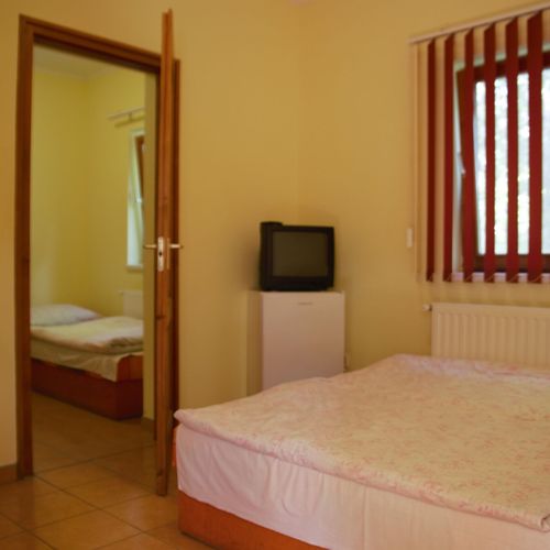 Camera cvadrupla familial(ă) la parter