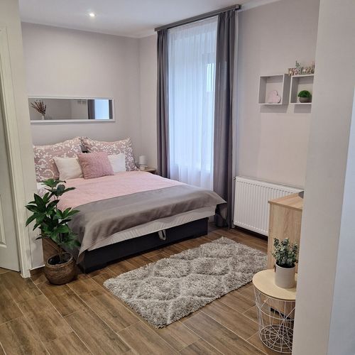 Apartman pro 4 os. s 1 ložnicí s výhledem na hrad na poschodí