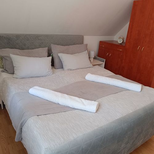 Apartman s klimatizací pro 6 os. se 3 ložnicemi v podkroví