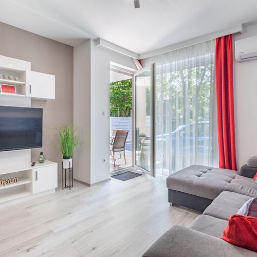 Apartament la parter cu vedere spre curte cu 2 camere pentru 4 pers. (se poate solicita pat suplimentar)