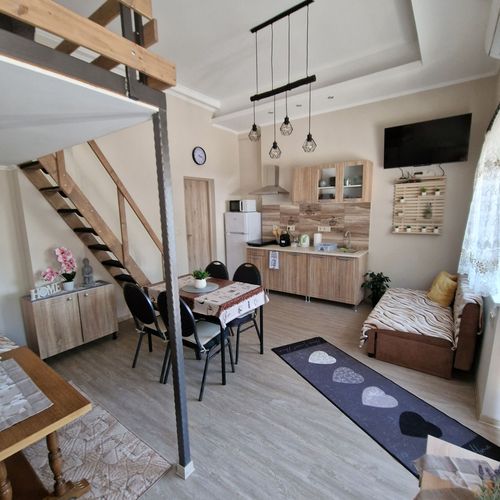 Apartament maisonetă cu vedere spre oraș cu 2 camere pentru 4 pers. (se poate solicita pat suplimentar)