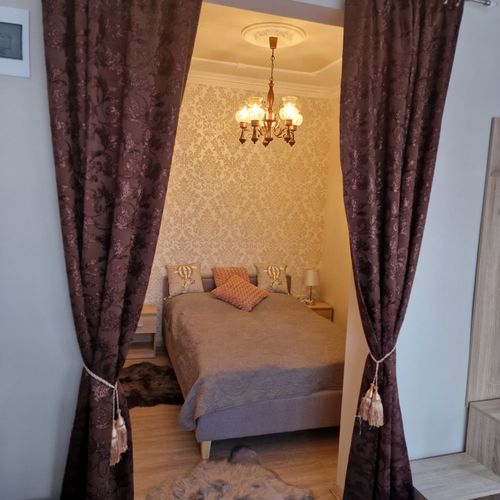 Apartament la parter cu vedere spre oraș cu 1 camera pentru 2 pers.