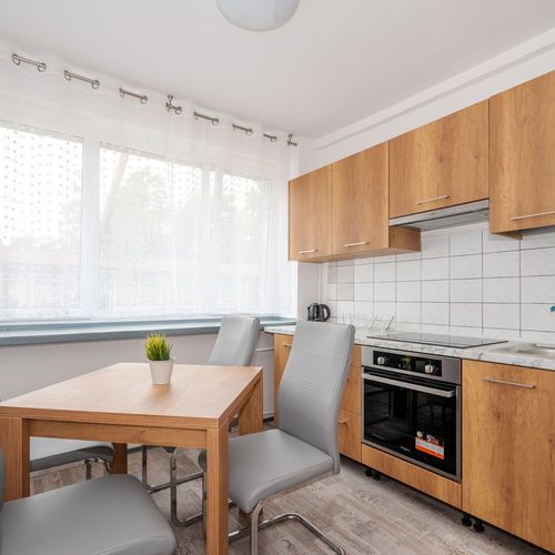 Apartament 5-osobowy na parterze Standard Plus z 2 pomieszczeniami sypialnianymi