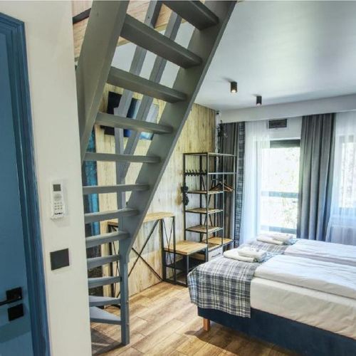 Apartament 4-osobowy na piętrze z antresolą z 2 pomieszczeniami sypialnianymi