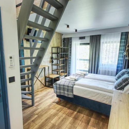 Apartament 2-osobowy z antresolą z 1 pomieszczeniem sypialnianym