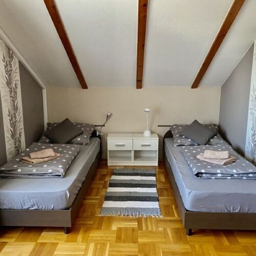 Camera twin la etaj cu balcon (se poate solicita pat suplimentar)
