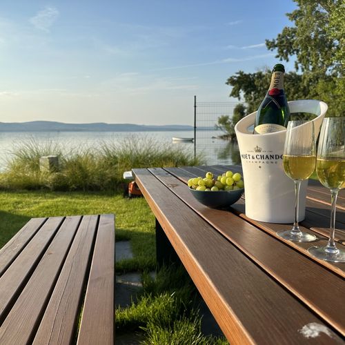 Apartman pro 4 os. se 2 ložnicemi s panoramou s výhledem na jezero