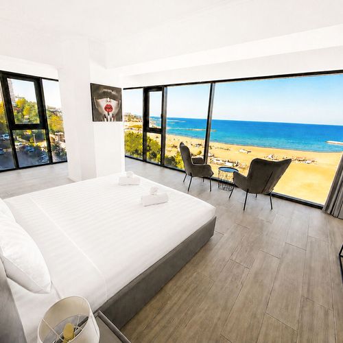 Apartament deluxe cu vedere spre mare cu 3 camere pentru 5 pers.