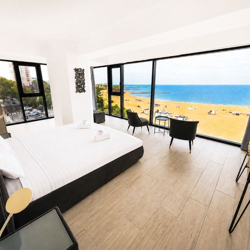 Apartament deluxe cu vedere spre mare cu 3 camere pentru 5 pers.