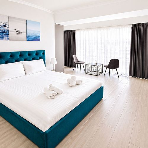 Apartament superior cu vedere parțială spre mare cu 2 camere pentru 4 pers.