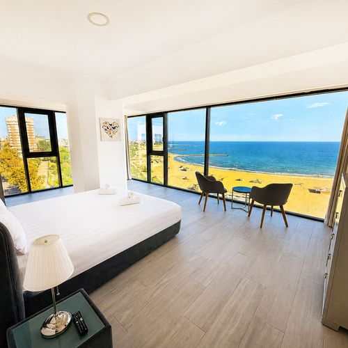 Apartament deluxe cu vedere spre mare cu 3 camere pentru 5 pers.