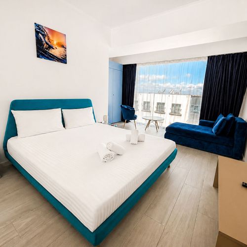 Apartament superior cu vedere parțială spre mare cu 2 camere pentru 3 pers.