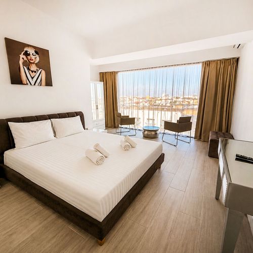 Apartament superior cu vedere parțială spre mare cu 2 camere pentru 3 pers.