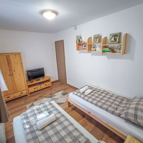 Apartament cu vedere spre pădure cu panoramă cu 2 camere pentru 4 pers.