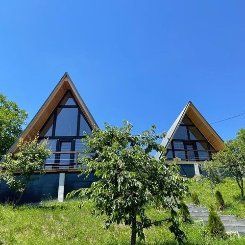 Cabană la etaj cu balcon pentru 3 pers. (se inchirieaza doar integral)