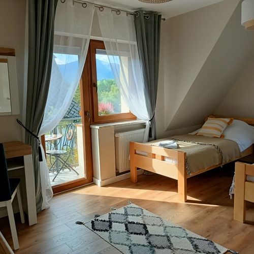 Apartman pro 6 os. se 3 ložnicemi s výhledem na hory na poschodí