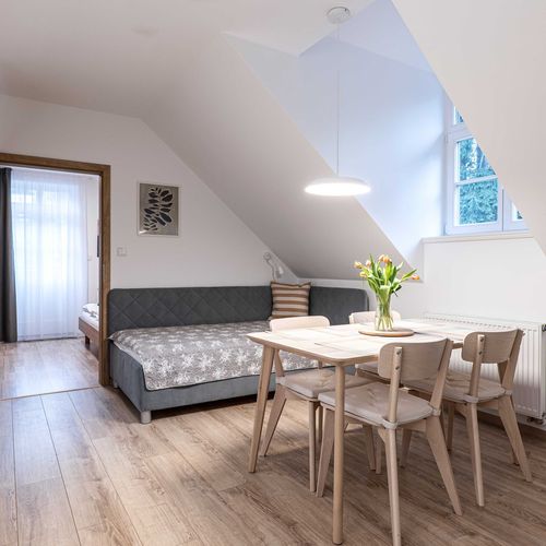 Apartman s balkónem pro 3 os. se 2 ložnicemi v podkroví (s možností přistýlky)