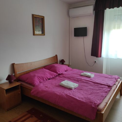 Camera dubla la etaj cu balcon (se poate solicita pat suplimentar)