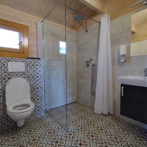 Apartman se sprchou s privátní koupelnou mimo apartmán pro 4 os. s 1 ložnicí