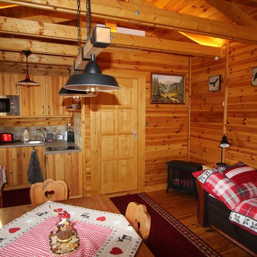 Cabană cu terasă cu vedere spre pădure pentru 4 pers. (se inchirieaza doar integral)