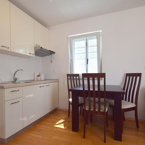 Apartman s klimatizací pro 7 os. se 4 ložnicemi na poschodí