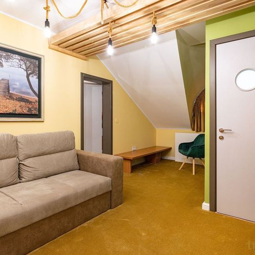 Apartament junior la mansardă cu 1 camera pentru 2 pers. (se poate solicita pat suplimentar)
