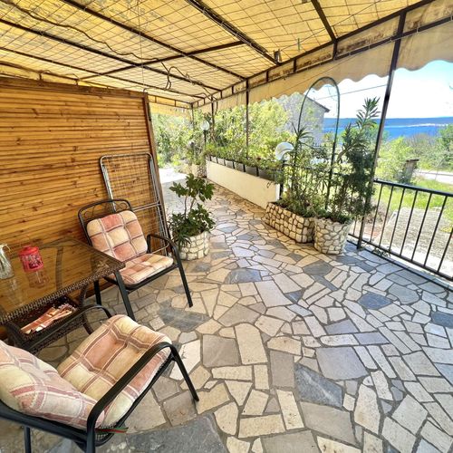 Apartament la parter cu vedere spre mare cu 1 camera pentru 2 pers.
