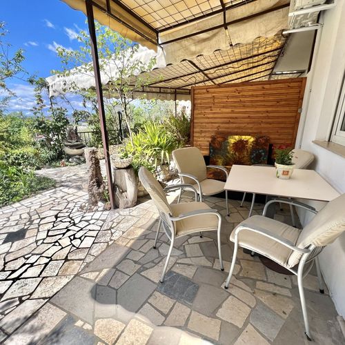 Apartament la parter cu vedere spre grădină cu 2 camere pentru 3 pers.