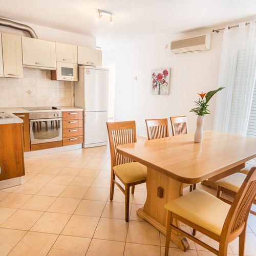 Apartament 4-osobowy na piętrze pokój od strony basenu z 2 pomieszczeniami sypialnianymi (możliwa dostawka)